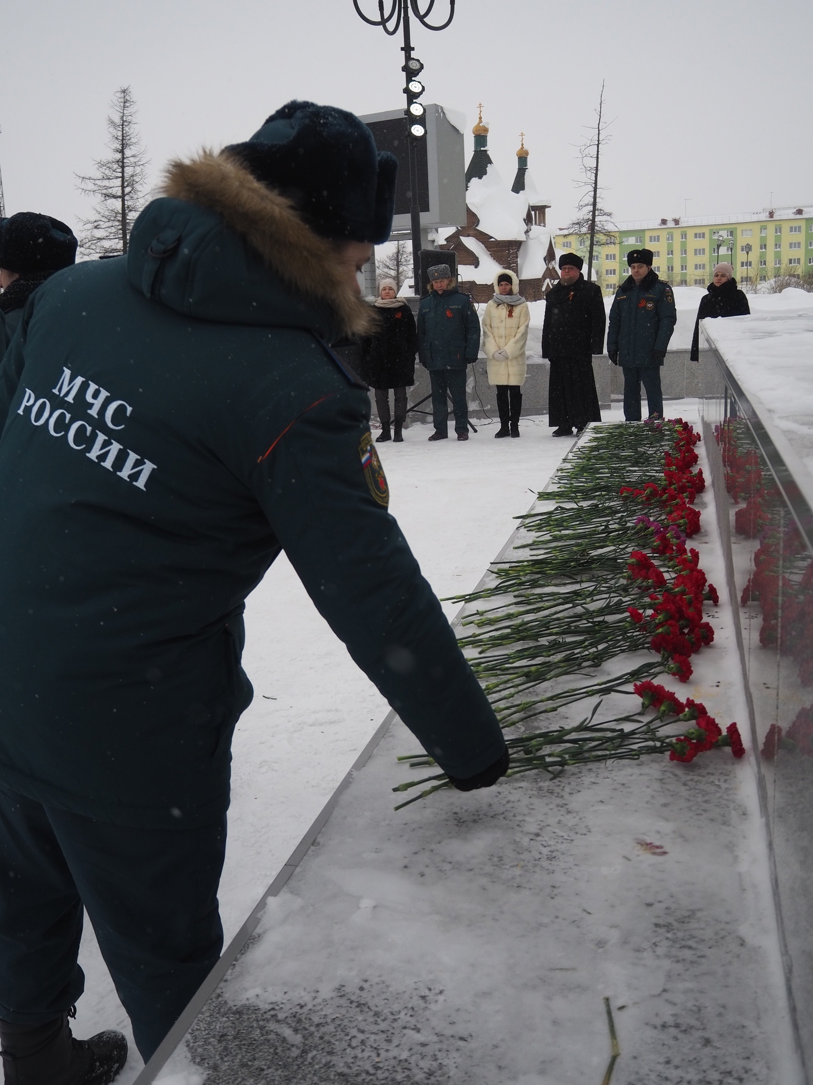 В районе Талнах прошла торжественная церемония возложения цветов к стеле  «Вечно живым» на площади Победы — КДЦ им. Вл. Высоцкого